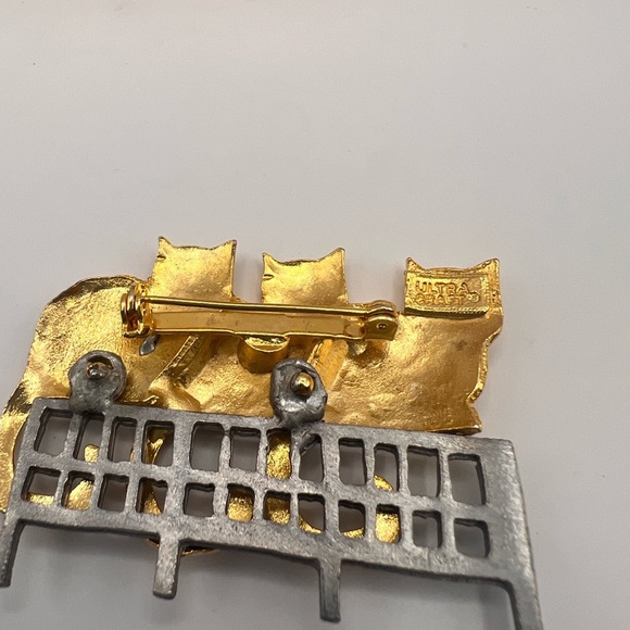 Ultra Craft adorable 3 cats sitting on a fence in gold tone - Picture 6 of 9
